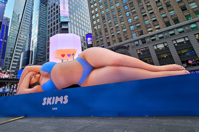 Da staunten die New Yorker am 4. März nicht schlecht: Auf dem Times Square lag plötzlich eine riesige aufblasbare Kim-Kardashian-Bikinipuppe.