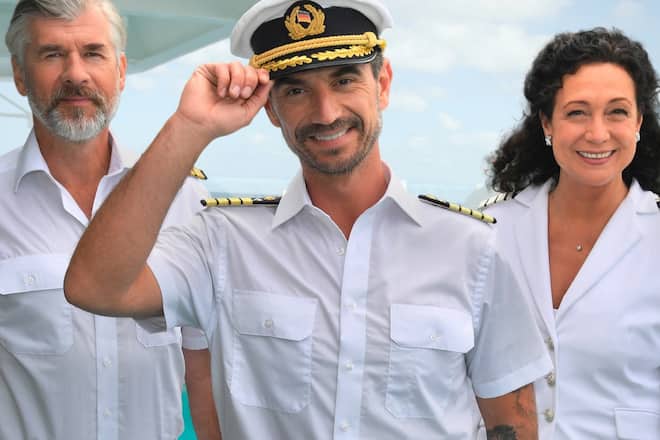 «Das Traumschiff» mit (v.l.): Staff-Kapitän Martin Grimm (Daniel Morgenroth), Kapitän Max Parger (Florian Silbereisen), Hoteldirektorin Hanna Liebhold (Barbara Wussow)