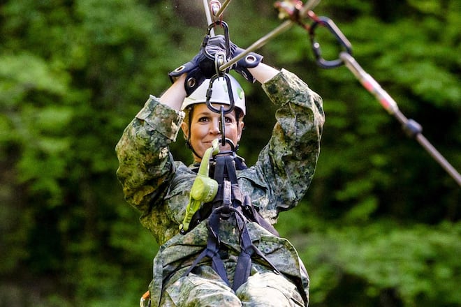 Hier kommt die Königin: Máxima traut sich in Limburg sogar ans Ziplining.