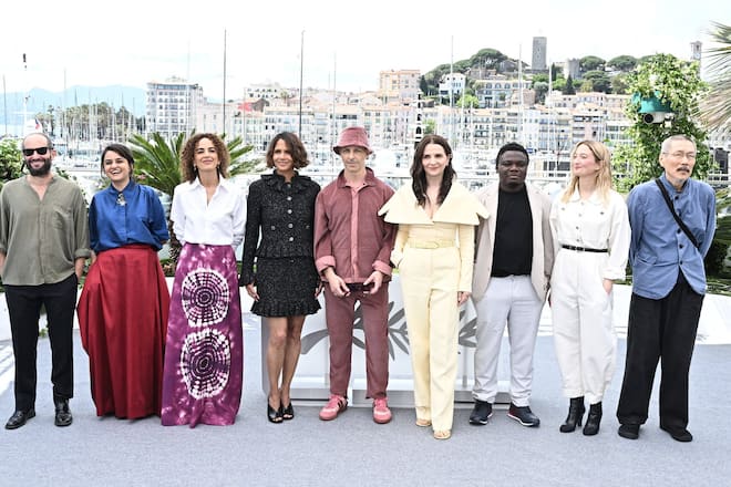 Die diesjährige Jury von Cannes: Die drei in der Mitte: Halle Berry, Jeremy Strong und Jurypräsidentin Juliette Binoche.