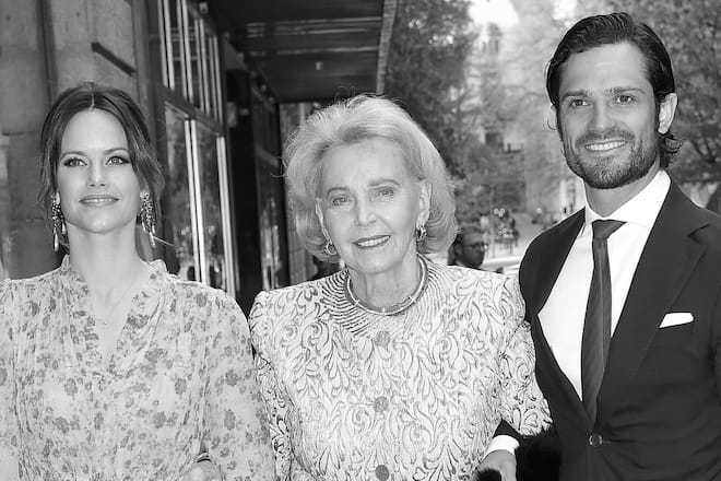 Prinzessin Sofia und Ehemann Prinz Carl Philip nahmen Gräfin Marianne Bernadotte bei einem öffentlichen Auftritt im Jahr 2019 in die Mitte.