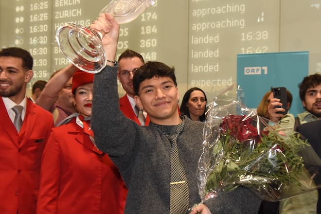 JJ präsentiert am Flughafen in Wien die ESC-Trophäe.