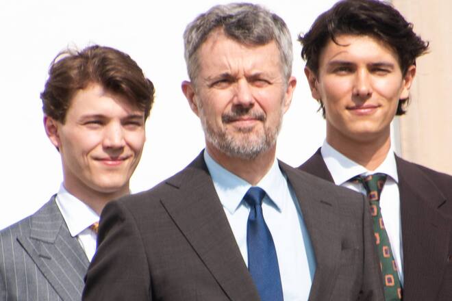 König Frederik von Dänemark und seine beiden Neffen Graf Nikolai (r.) und Graf Felix.