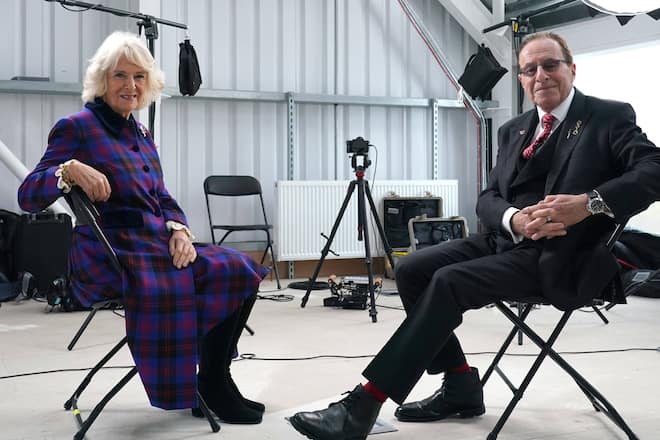 Königin Camilla mit Schriftsteller Peter James am Set der Serie «Grace».