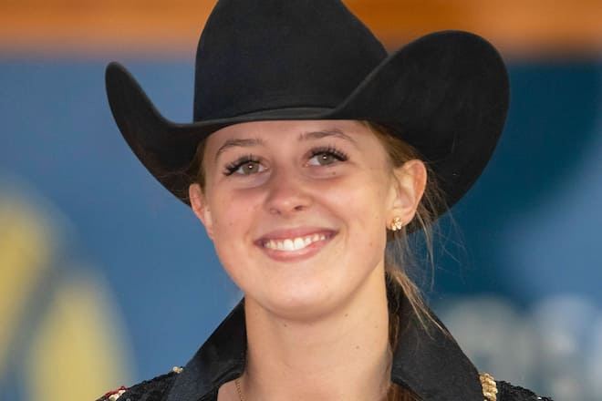 Für Gina Schumacher liegt das Glück dieser Erde sichtlich auf dem Rücken der Pferde: Auch als frischgebackene Mutter ist die Westernreiterin aktiv.