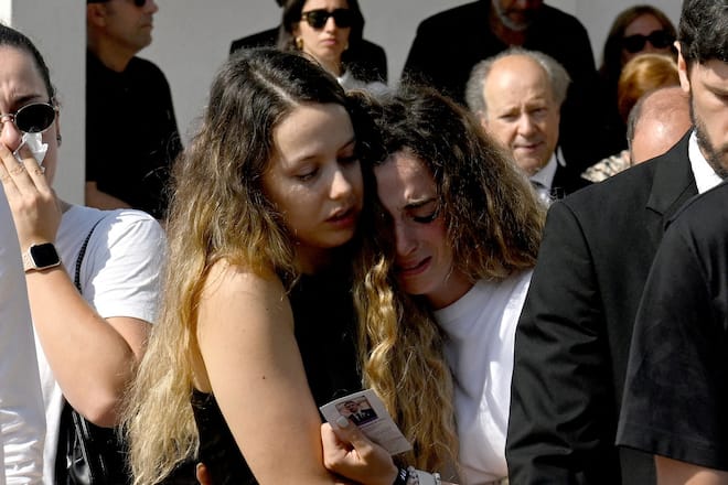 Rute Cardoso lief hinter dem Sarg ihres Mannes her und musste von ihrer Schwester gestützt werden.