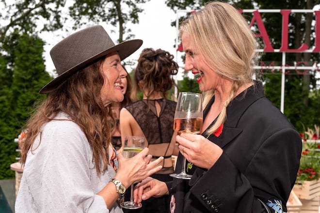 Cameron Diaz und Drew Barrymore haben sich gemeinsam in den Hamptons gezeigt.