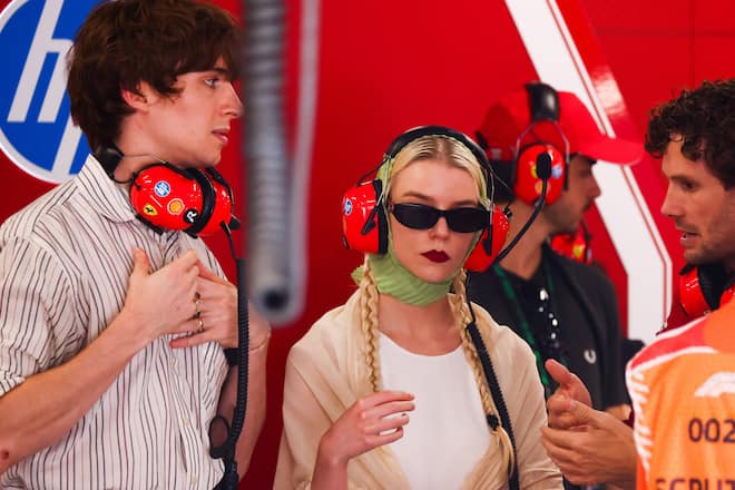 Anya Taylor-Joy and Malcolm McRae (li.) in der Boxengasse.