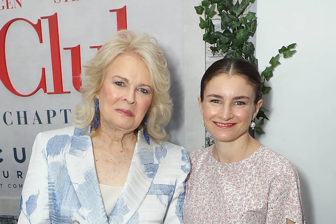 Chloe Malle mit ihrer Mutter Candice Bergen im Jahr 2023 in New York.