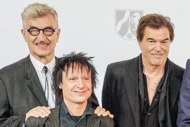 Regisseur Wim Wenders mit Campino (r.) und Ritchie (Vom) von den Toten Hosen bei einer Veranstaltung im Herbst 2024 in Düsseldorf.