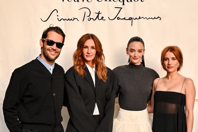 Designer Simon Porte Jacquemus, Julia Roberts, Schauspielerin Charlotte Le Bon und Emma Roberts (v.l.) posierten bei einem Boathouse-Event für die Fotografen.