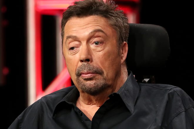 Tim Curry, hier im Jahr 2016, sitzt nach einem Schlaganfall immer noch im Rollstuhl.