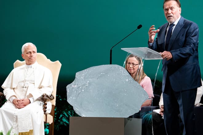 Arnold Schwarzenegger und Papst Leo XIV. bei der Konferenz «Raising Hope for Climate Justice».