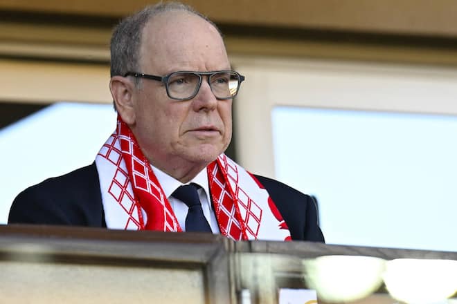 Mit ernstem Blick auf der Tribüne: Albert II. im Stadion in Monaco.