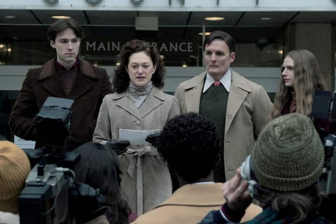 Die Angehörigen der Opfer sind entsetzt, als die Taten des Serienmörders John Wayne Gacy und die jahrelangen Versäumnisse der Behörden ans Licht kommen.