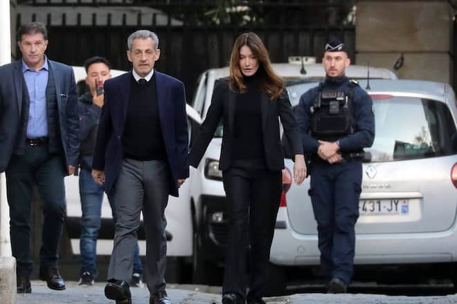 Nicolas Sarkozy verlässt in Begleitung seiner Frau Carla Bruni sein Zuhause, um sich ins Gefängnis von La Santé zu begeben.