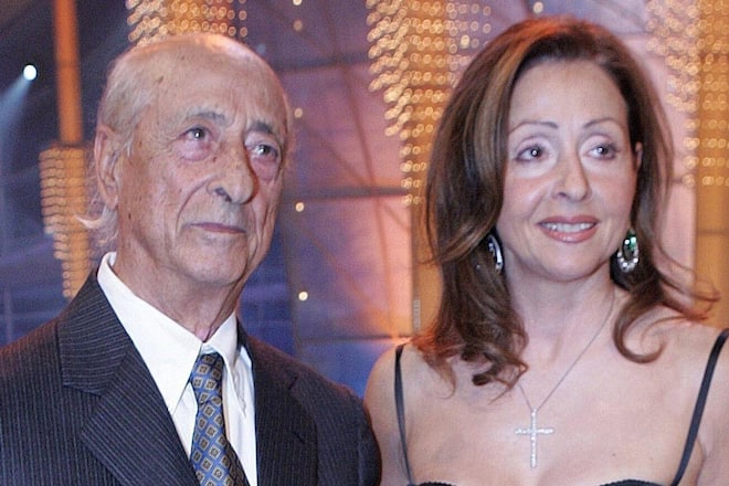 Vicky Leandros mit ihrem Vater Leo im Rahmen einer TV-Show im Jahr 2005.