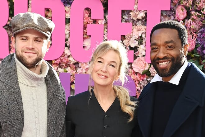 Renée Zellweger zwischen ihren «Bridget Jones»-Kollegen Leo Woodall (l.) und Chiwetel Ejiofor.