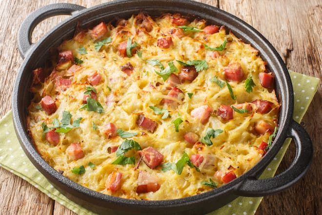 Schmeckt besonders gut, wenn es draussen kalt ist: Auflauf mit Kartoffeln, Speck und Käse.