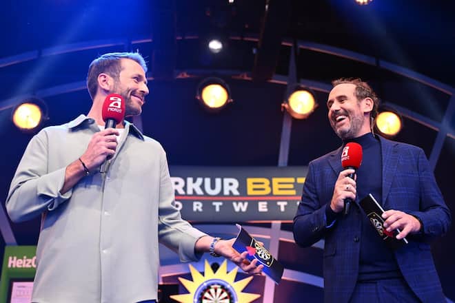 Christian Düren und Elmar Paulke (r.) moderieren «Die Promi-Darts-WM» 2026.