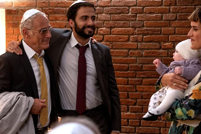 «Schattenmord: Unter Feinden»: Rabbiner Samuel Rivkin (Garry Fischmann) begleitet Oberstaatsanwalt Frank Leuw (Dani Levy, l.) in der Mordnacht nach draussen - dabei begegnen sie Hannah (Morgane Ferru).