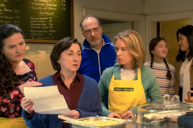 «Mit Herz und Hilde» (v. l.): In «Hildes Kantine» geht es ums Ganze - Lore (Anne-Kathrin Gummich), Hilde (Steffi Kühnert), Ronnie (Martin Brambach) und Angie (Judith Engel) haben finanzielle Probleme; Leonie (Mathilda Joung) und Tamara (Kotbong Yang) beobachten die Diskussion.