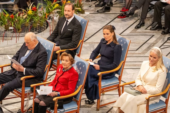 König Harald und Königin Sonja (vorne) und Haakon, Ingrid Alexandra und Mette-Marit (hinten) in Oslo.