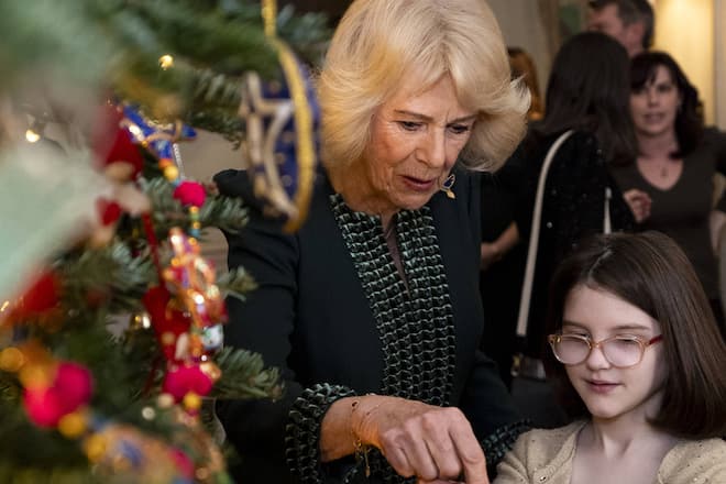Bereits seit 20 Jahren schmückt Königin Camilla ihren Weihnachtsbaum jeweils gemeinsam mit schwerkranken Kindern.