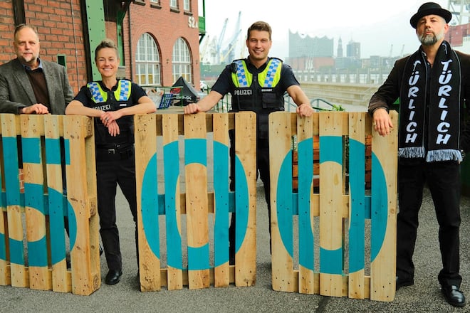 «Notruf Hafenkante» (v.l.): Dieter Laube (Smudo), Franzi (Rhea Harder-Vennewald), Nick (Raúl Richter) und King (Das Bo) in «Dreckiger Deal».