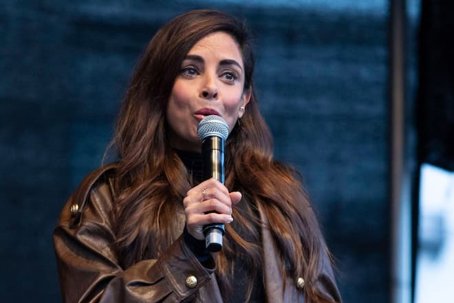 Collien Fernandes bei der Demonstration gegen sexualisierte Gewalt in Hamburg.