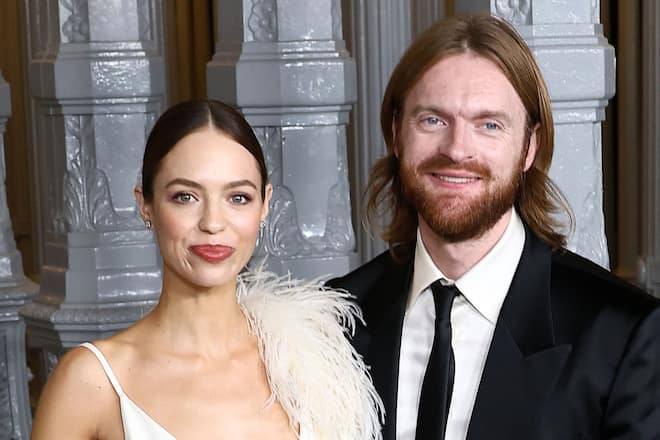 Haben sich im letzten Jahr verlobt: Claudia Sulewski und Finneas O'Connell.