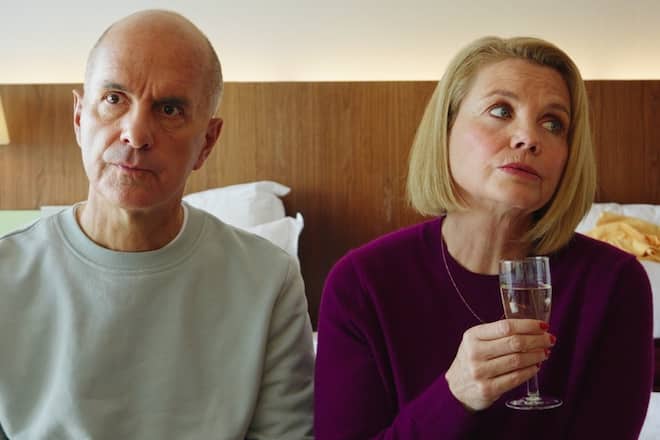 «Merz gegen Merz - Geständnisse»: Anne Merz (Annette Frier) und ihr Ex-Mann Erik (Christoph Maria Herbst) nutzen den kurzen Moment der Ruhe, bevor das Chaos in der Patchwork-Familie wieder losbricht.