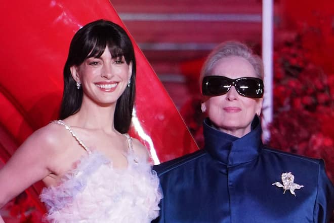 Anne Hathaway (l.) und Meryl Streep kehren für die Fortsetzung von «Der Teufel trägt Prada 2» in ihre ikonischen Filmrollen zurück.