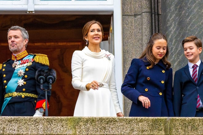 Ein Teil der dänischen Königsfamilie grüsst vom Balkon: Frederik und Mary mit ihren Zwillingen Vincent und Josephine.