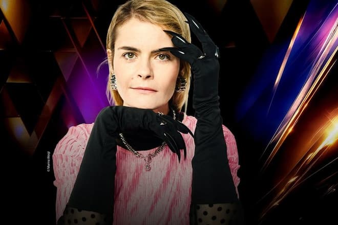 Mit Samthandschuhen und Krallen: Komikerin Hazel Brugger.