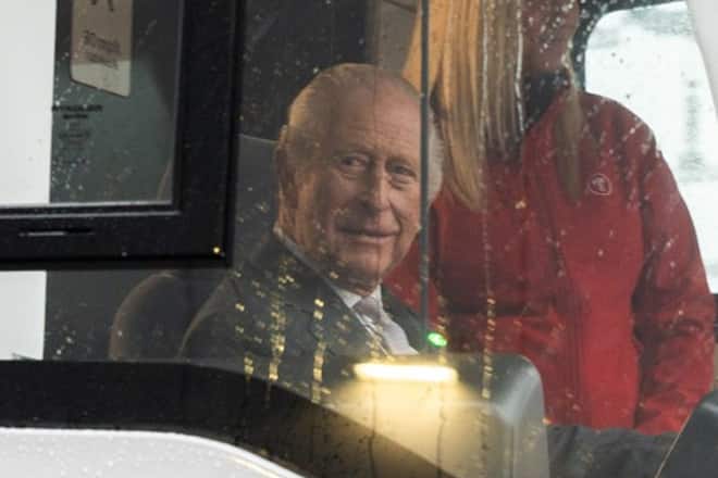 König Charles III. durfte an seinem Geburtstag auch im Führerhäuschen einer neuen Metro Platz nehmen.