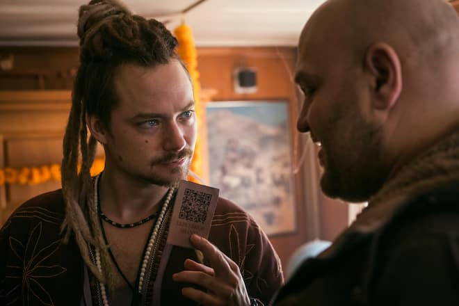 «Beschatter» Milan sucht auf dem Lebenshof Shanti nach Erleuchtung: Sven Schelker als Kommunen-Anführer Julian Paradis (links), Dardan Sadik als Milan Gjokaj.