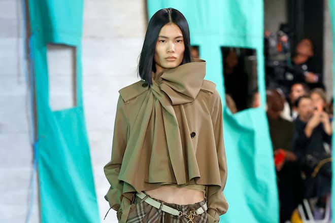 Kurzgeschnittene Jacken eignen sich perfekt für sonnige Tage in den Herbstmonaten.