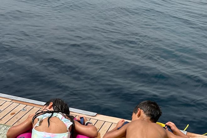 Die jüngeren Kinder geniessen das süsse Nichtstun.