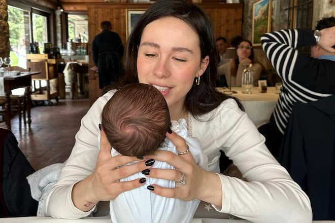 Aurora Ramazzotti zeigt zum ersten Mal Söhnchen Cesare – wenn auch nur von hinten.