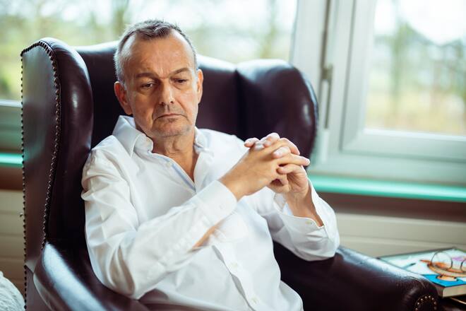 Nachdenklich: Philipp Fankhauser, hier fotografiert in seinem Zuhause in Rümlang ZH, muss seine laufende Tournee bis Ende September 2026 unterbrechen.