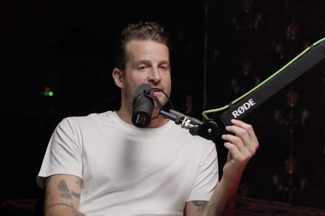 <p>So erlebt man Janosch Nietlispach (l.) selten: Im Podcast «Spaghetti mit Ketchup und Chäs» von Jontsch Schächter spricht er offen über die Zeit nach dem Selbstmord seines Vaters. Dank einer Breathwork-Therapie habe er gelernt, loszulassen.</p>