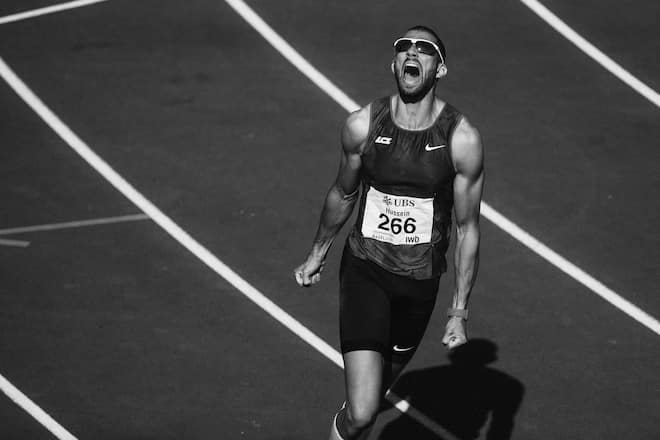 Kariem Hussein jubelt nach seinem Sieg ueber 400 Meter Huerden, an der Leichtathletik Schweizer Meisterschaft im Stadion Schuetzenmatte in Basel, am Samstag, 24. August 2019. (KEYSTONE/Peter Klaunzer)