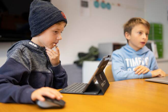 Digi-Tal Schweiz, Bergdorf Bratsch im Oberwallis, Schule, SI 41/2021, Hannes und Gabriel im Schulunterricht