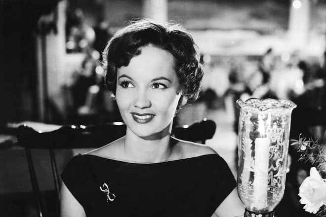 (Eingeschränkte Rechte für bestimmte redaktionelle Kunden in Deutschland. Limited rights for specific editorial clients in Germany.) Pulver, Liselotte - Actress, Switzerland - *11.10.1929- Scene from the movie 'Schule fuer Eheglueck' Directed by: Rainer Geis, Anton Schelkopf West Germany 1954 Produced by: Oska-Film GmbH Vintage property of ullstein bild (Photo by ullstein bild/ullstein bild via Getty Images)