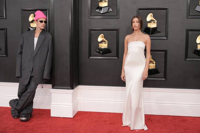 LAS VEGAS, NEVADA - APRIL 03: (L-R) Justin Bieber and Hailey Bieber attend the 64th Annual GRAMMY Awards at MGM Grand Garden Arena on April 03, 2022 in Las Vegas, Nevada. (Photo by Jeff Kravitz/FilmMagic)