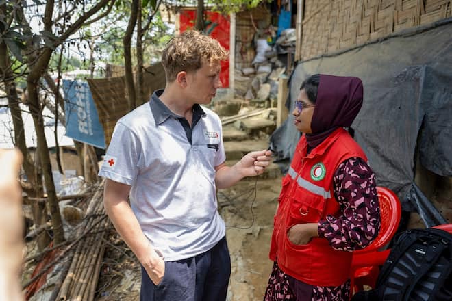 Max Hubacher, Schauspieler und Botschafter fuer das SRK besucht Das Flüchtlingslager Kutupalong ist das gröÃte Flüchtlingslager der Welt. Es liegt im Distrikt Coxâs Bazar im südöstlichen Bangladesch an der Grenze zu Myanmar. Bild © Remo Naegeli