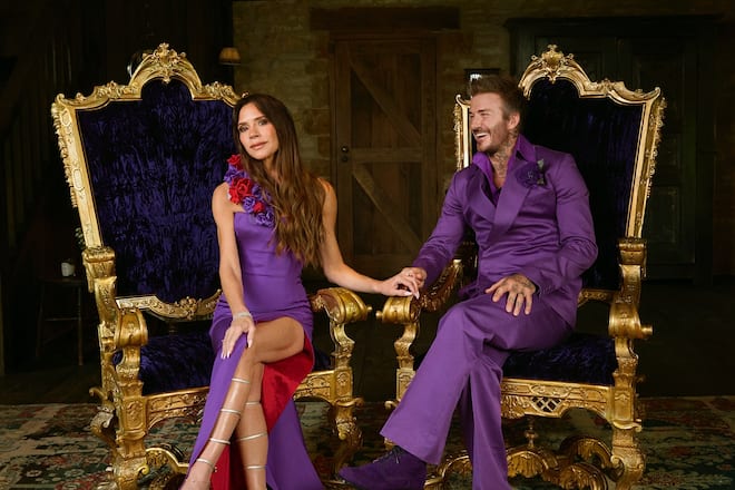 David Beckham und Victoria Beckham passen auch nach 25 Jahren noch in ihre Hochzeitsoutfits.