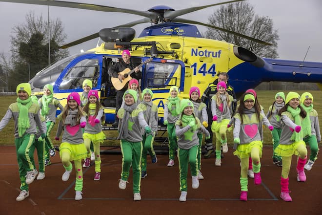 <p>Ungewöhnliche Bühne: Auf dem Pausenhof in Boniswil AG singt Gölä gemeinsam mit den Schwiizergoofe den Song «144» – inklusive Tanzeinlage.</p>