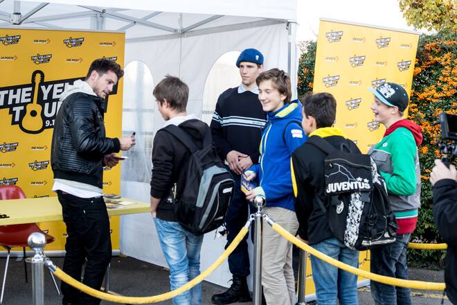 Schlangestehen bei der Poststelle in Arbon: Bastian-Baker-Fans wollten sich ein Original-Autogramm vom Star von The Yellow Tour abholen.
